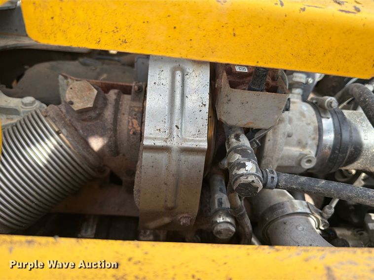 image for item EA7378 2015 Komatsu PC210LC-10 excavator