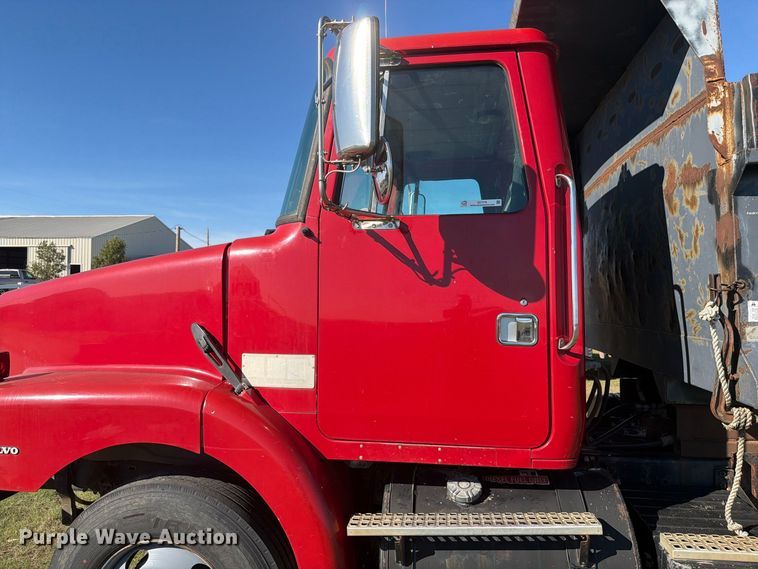image for item EI7779 1996 Volvo WG dump truck
