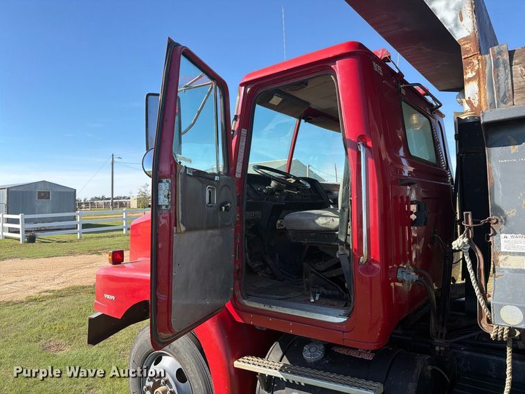 image for item EI7779 1996 Volvo WG dump truck
