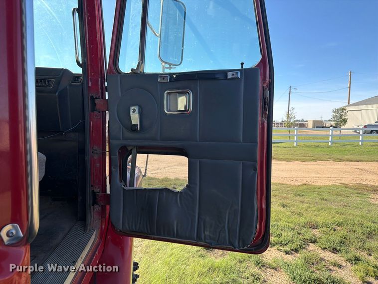 image for item EI7779 1996 Volvo WG dump truck