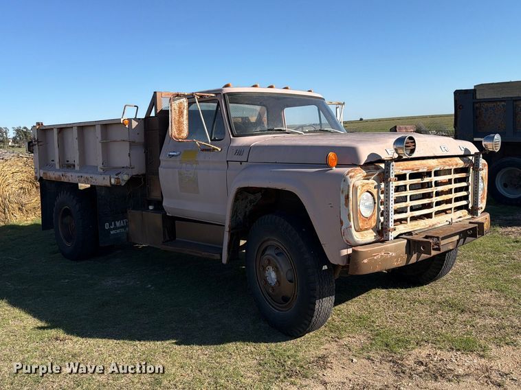 image for item EI7780 1976 Ford F700 dump truck