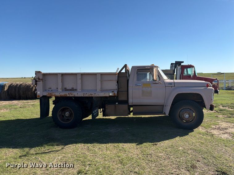 image for item EI7780 1976 Ford F700 dump truck