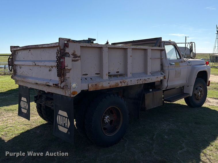 image for item EI7780 1976 Ford F700 dump truck