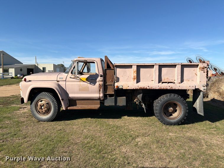 image for item EI7780 1976 Ford F700 dump truck