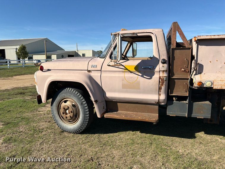 image for item EI7780 1976 Ford F700 dump truck