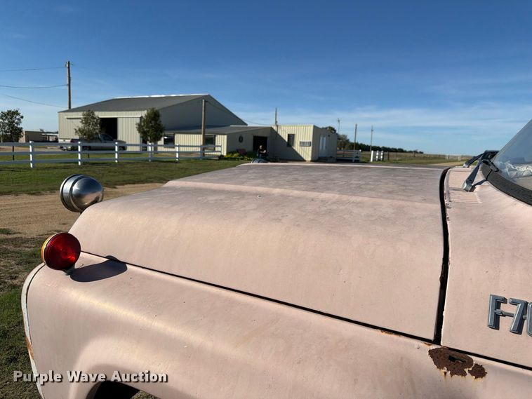 image for item EI7780 1976 Ford F700 dump truck