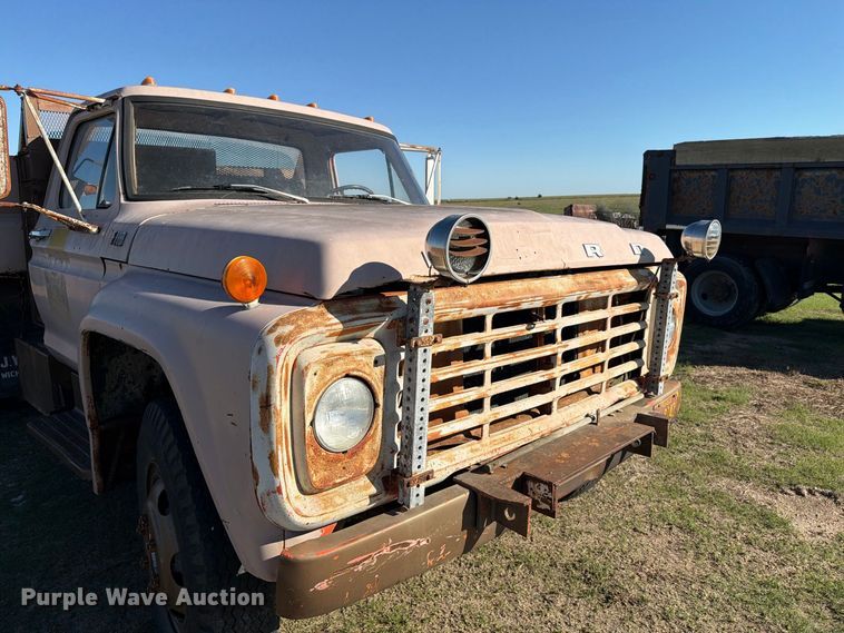 image for item EI7780 1976 Ford F700 dump truck
