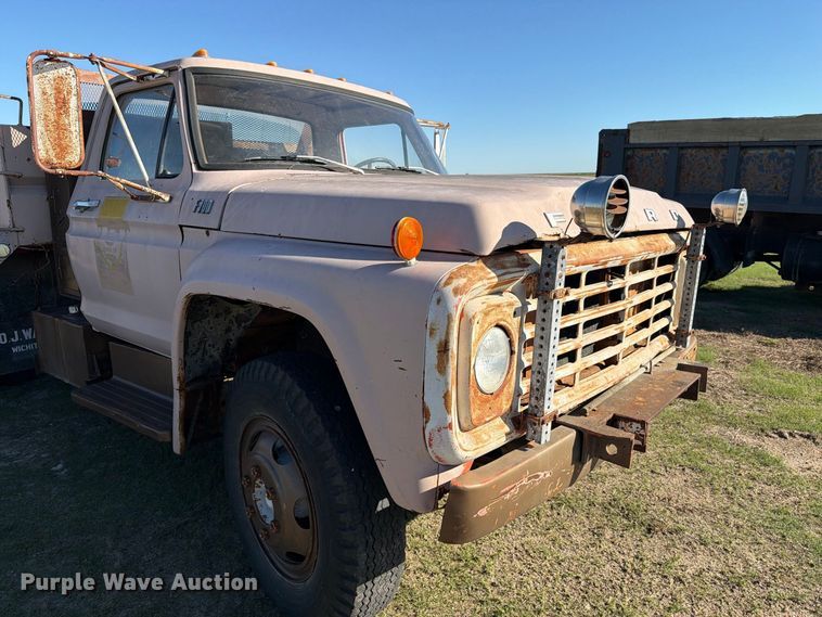 image for item EI7780 1976 Ford F700 dump truck