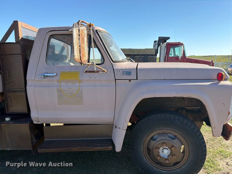 image for item EI7780 1976 Ford F700 dump truck