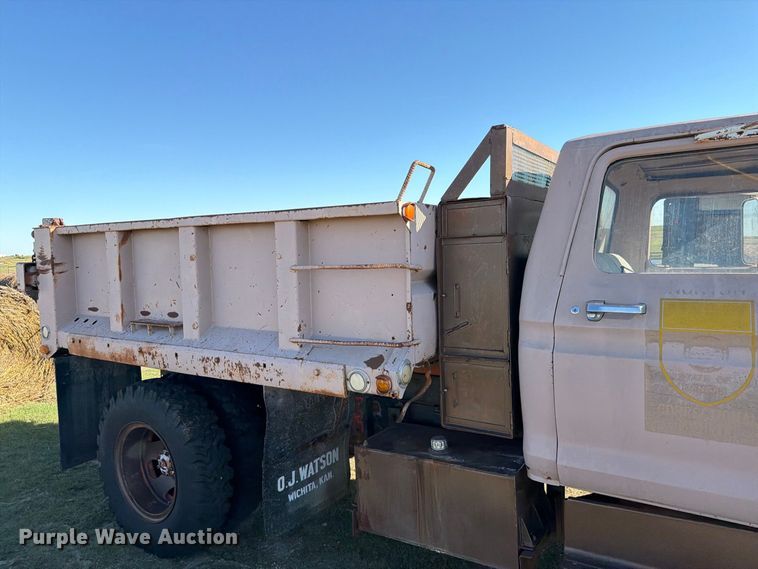 image for item EI7780 1976 Ford F700 dump truck