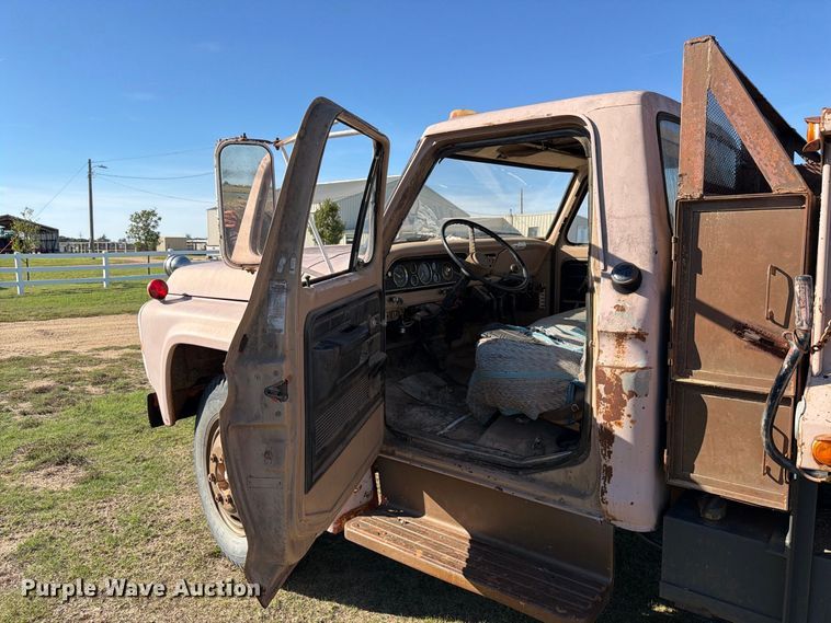 image for item EI7780 1976 Ford F700 dump truck