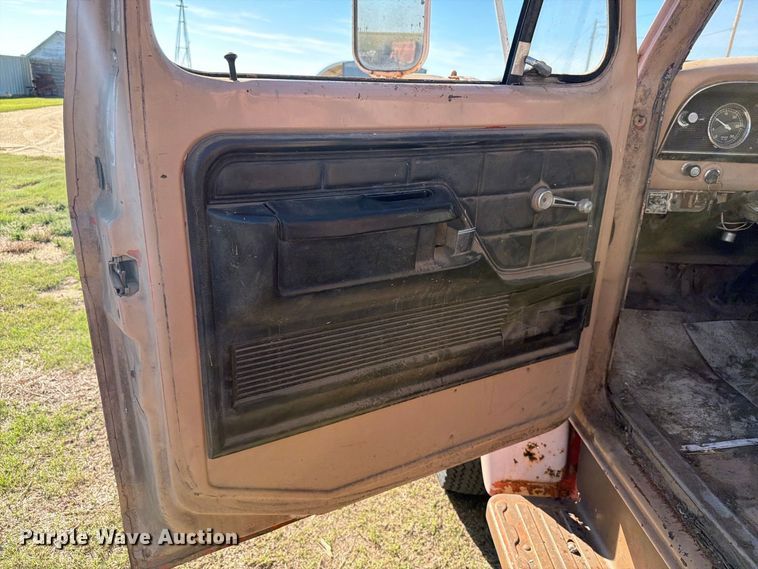 image for item EI7780 1976 Ford F700 dump truck