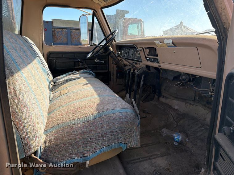 image for item EI7780 1976 Ford F700 dump truck