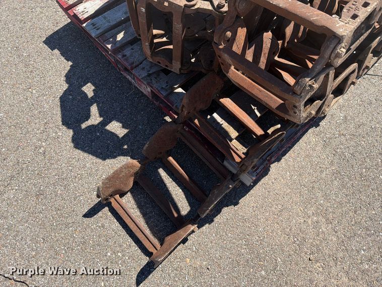 image for item EI7781 Grouser 132E skid steer tracks