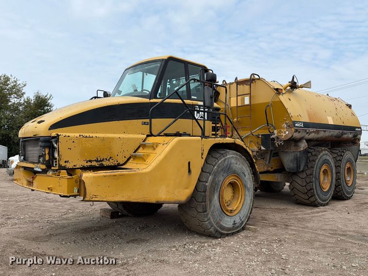 2006 Caterpillar 740 water wagon