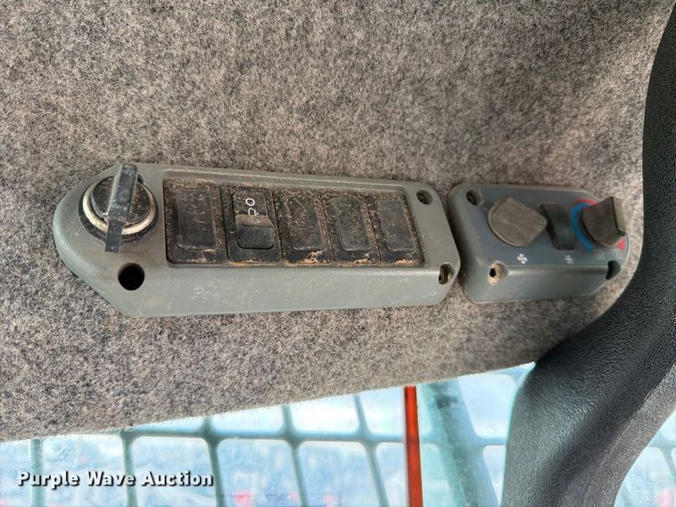 image for item EP7876 2004 Bobcat S130 skid steer loader