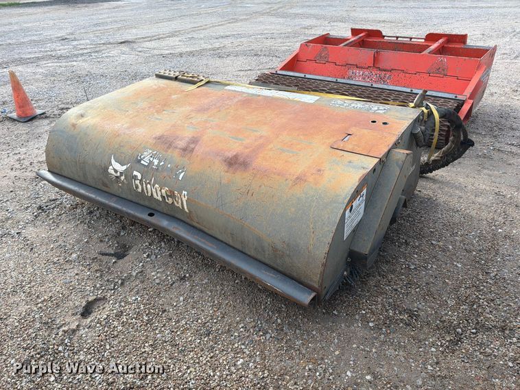 image for item EP7879 2019 Bobcat 72 Sweeper skid steer broom