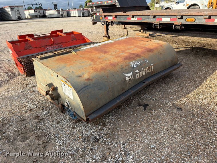 image for item EP7879 2019 Bobcat 72 Sweeper skid steer broom