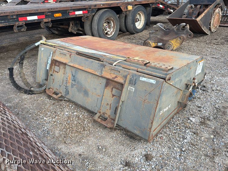 image for item EP7879 2019 Bobcat 72 Sweeper skid steer broom