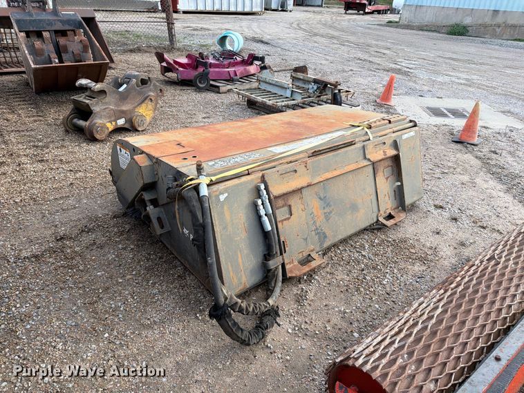 image for item EP7879 2019 Bobcat 72 Sweeper skid steer broom