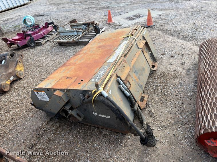 image for item EP7879 2019 Bobcat 72 Sweeper skid steer broom