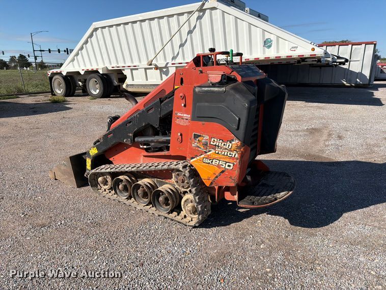 image for item EP7893 2015 Ditch Witch SK850 compact utility loader