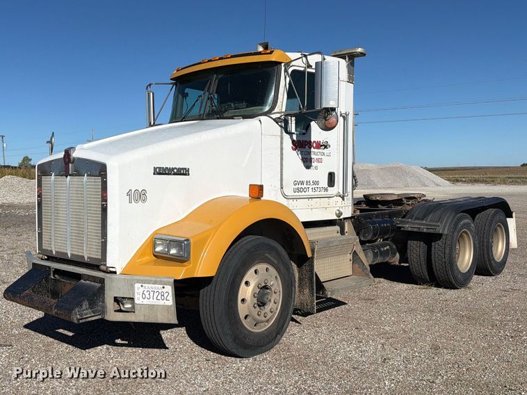 2005 Kenworth T800 semi truck