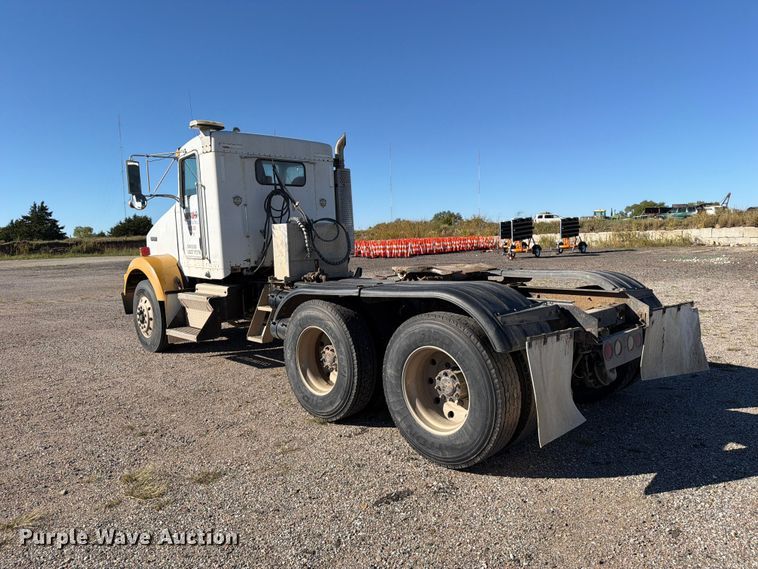 image for item EP7899 2005 Kenworth T800 semi truck