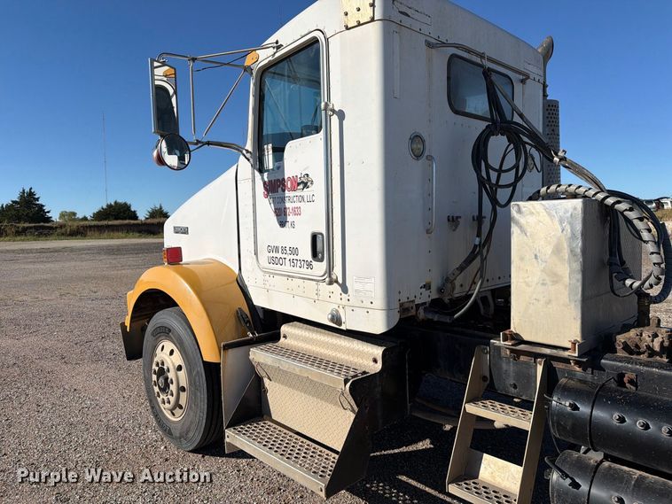 image for item EP7899 2005 Kenworth T800 semi truck