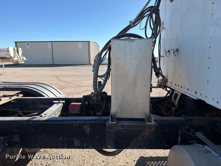 image for item EP7899 2005 Kenworth T800 semi truck