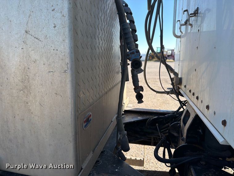 image for item EP7899 2005 Kenworth T800 semi truck