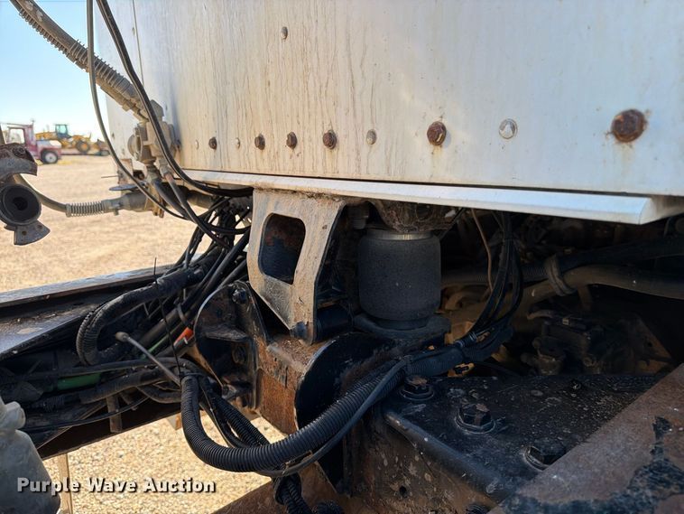 image for item EP7899 2005 Kenworth T800 semi truck