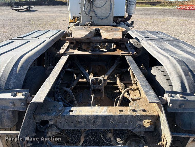 image for item EP7899 2005 Kenworth T800 semi truck