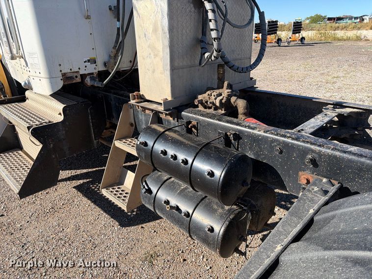 image for item EP7899 2005 Kenworth T800 semi truck