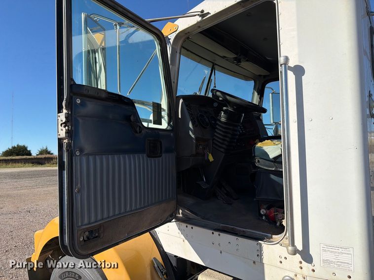 image for item EP7899 2005 Kenworth T800 semi truck