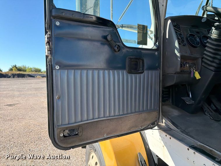 image for item EP7899 2005 Kenworth T800 semi truck