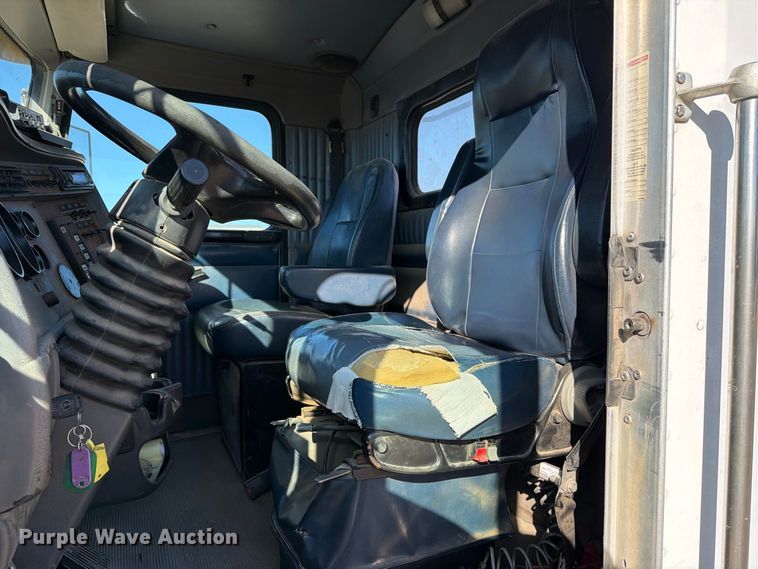 image for item EP7899 2005 Kenworth T800 semi truck