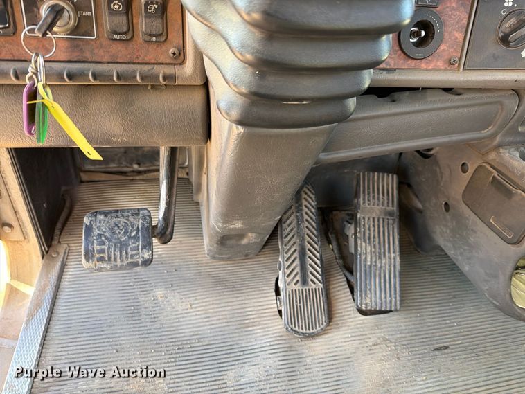 image for item EP7899 2005 Kenworth T800 semi truck