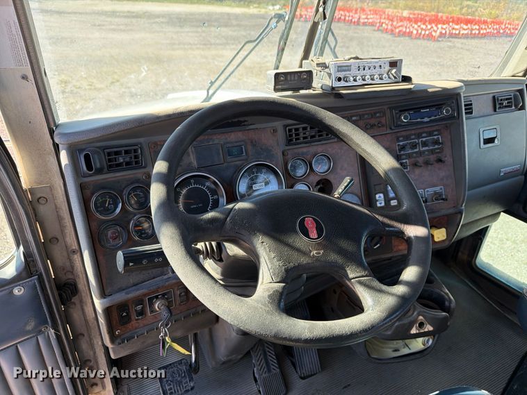 image for item EP7899 2005 Kenworth T800 semi truck