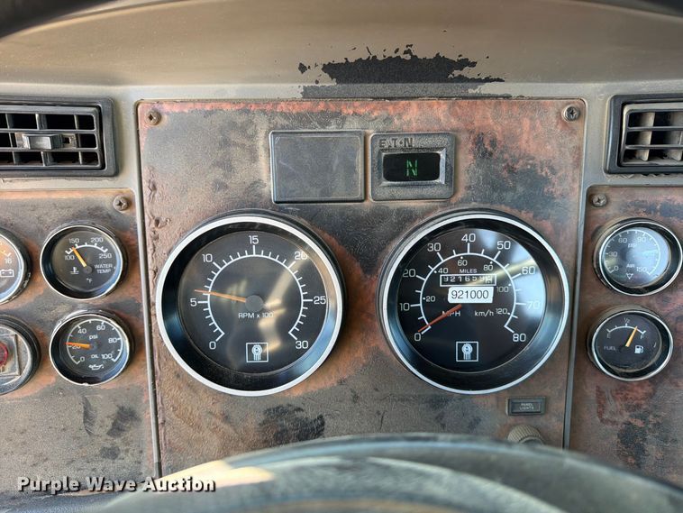 image for item EP7899 2005 Kenworth T800 semi truck