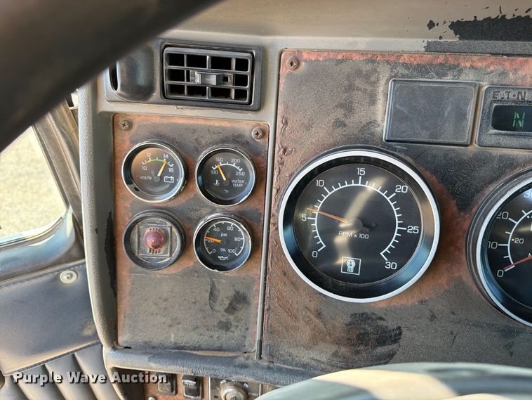 image for item EP7899 2005 Kenworth T800 semi truck
