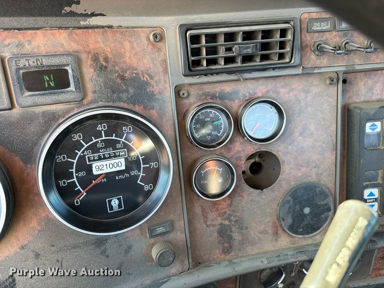 image for item EP7899 2005 Kenworth T800 semi truck