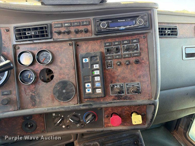 image for item EP7899 2005 Kenworth T800 semi truck
