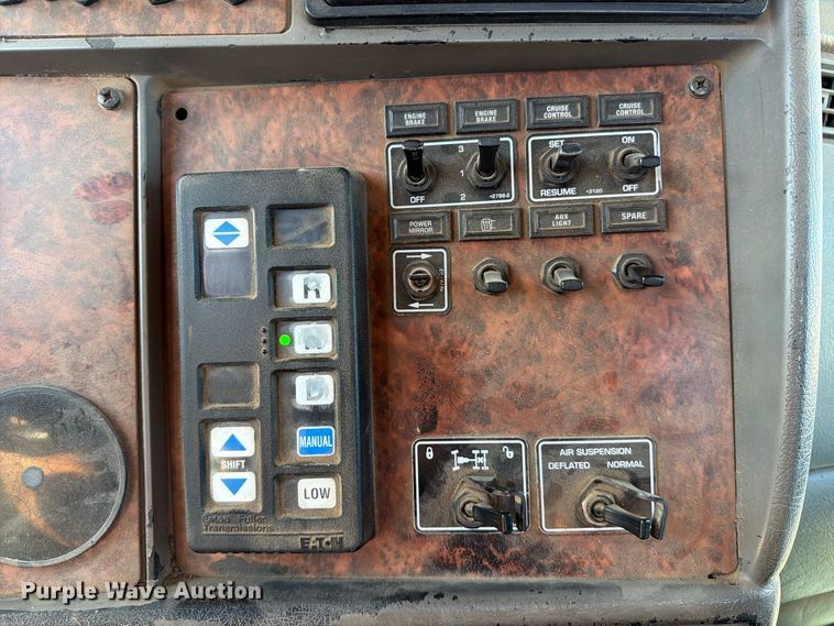 image for item EP7899 2005 Kenworth T800 semi truck
