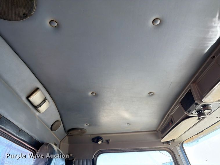 image for item EP7899 2005 Kenworth T800 semi truck