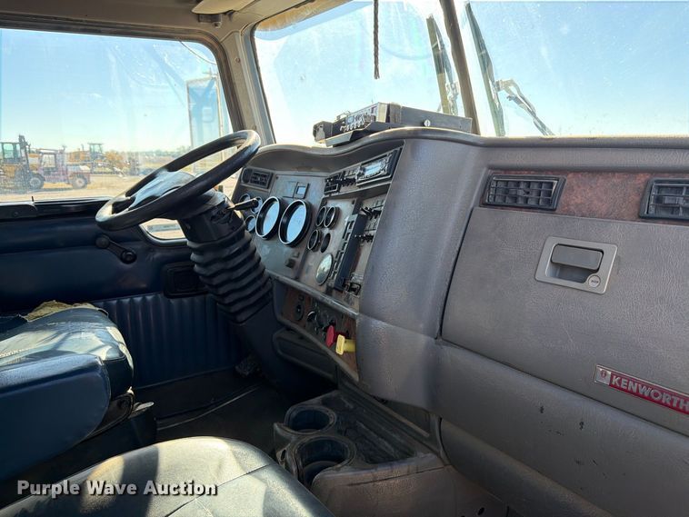 image for item EP7899 2005 Kenworth T800 semi truck