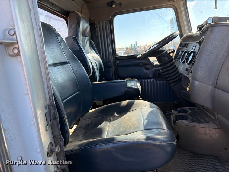 image for item EP7899 2005 Kenworth T800 semi truck