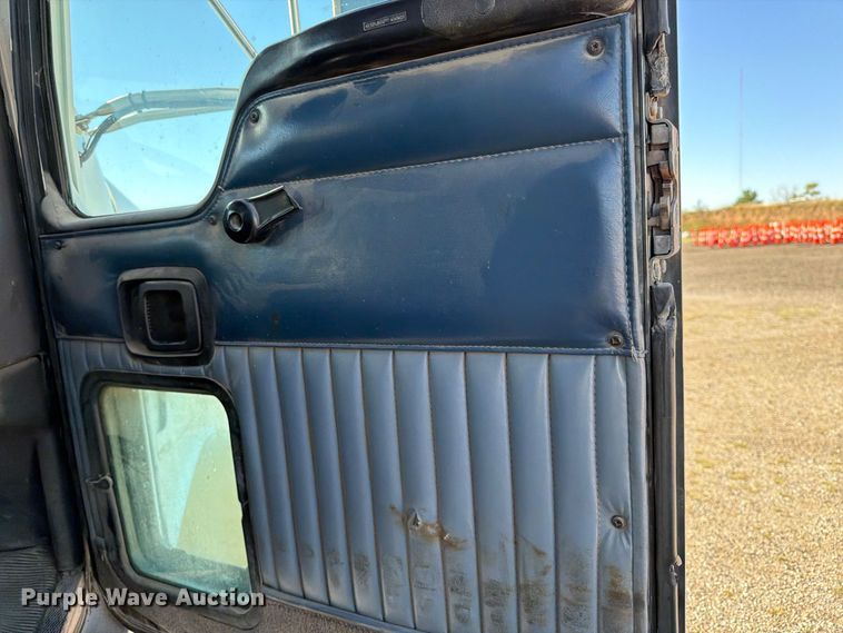 image for item EP7899 2005 Kenworth T800 semi truck