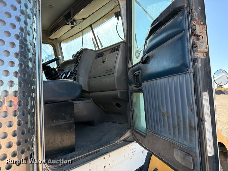 image for item EP7899 2005 Kenworth T800 semi truck