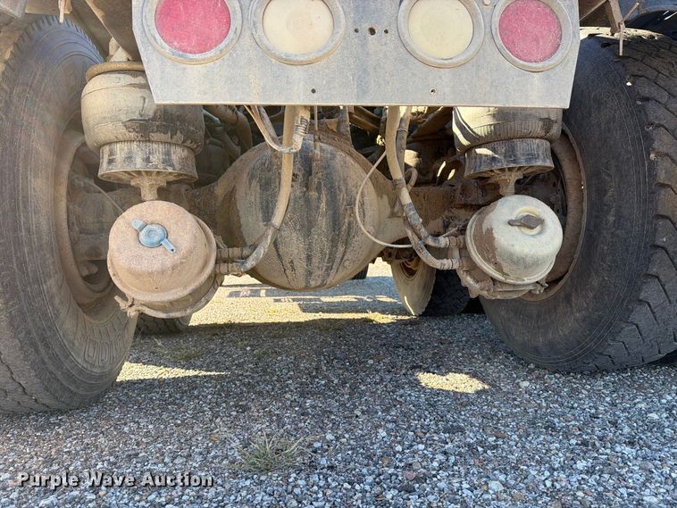 image for item EP7899 2005 Kenworth T800 semi truck